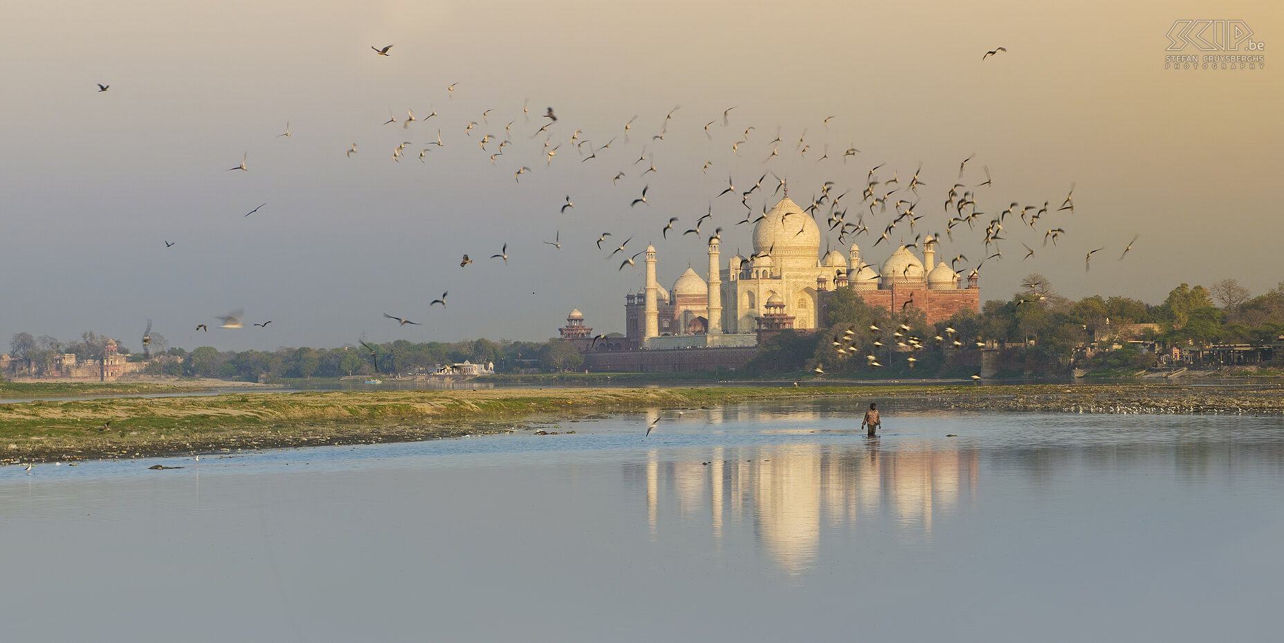 Agra - Yamuna rivier en Taj Mahal Een uur voor zonsondergang was ik in aan de Yamuna rivier foto’s met lange sluitertijd aan het maken van de prachtige Taj Mahal. Ik was mijn ND filter aan het gebruiken om een betere spiegeling van de Taj in het water te krijgen. Plotseling vloog er een zwerm vogels over de rivier. Dus ik veranderde snel mijn variabele ND-filter en verhoogde de sluitertijd om wat extra foto's te maken. Uiteindelijk vond ik deze foto de beste en ik hoop dat het een beetje anders dan alle andere beelden van de Taj Mahal. Stefan Cruysberghs